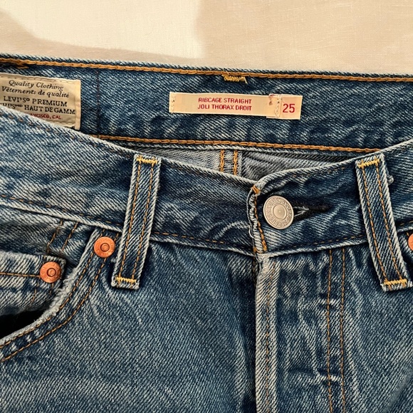 Levi’s Ribcage Jeans in Medium Wash - Picture 4 of 8